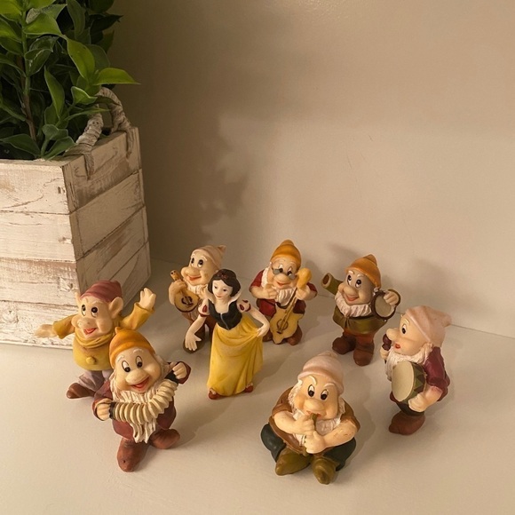 Snow White and the Seven Dwarfs Figurines. Can be used as Cake Toppers - Picture 2 of 14